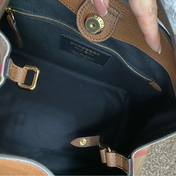 NWT Burberry tote Handbag - Picture 6 of 16